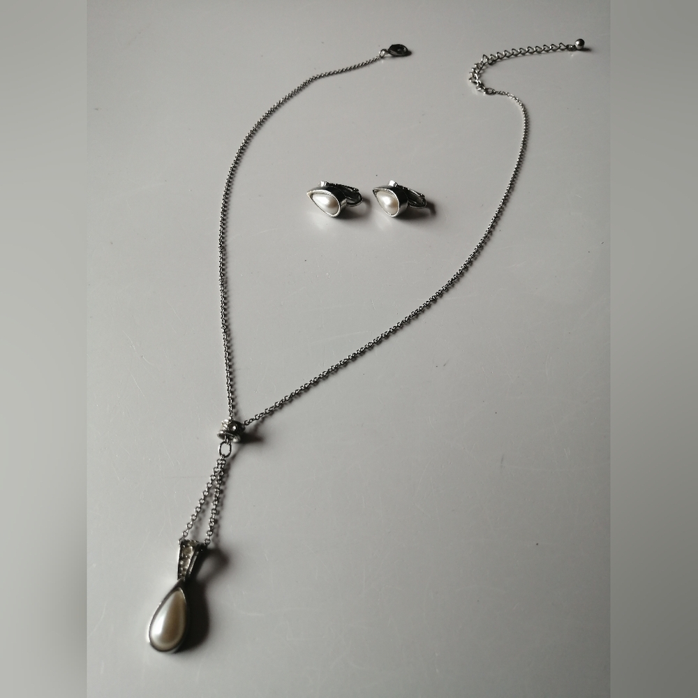Avon Pearlesque Silvertone Y Teardrop Necklace & Clip-on Earrings Set